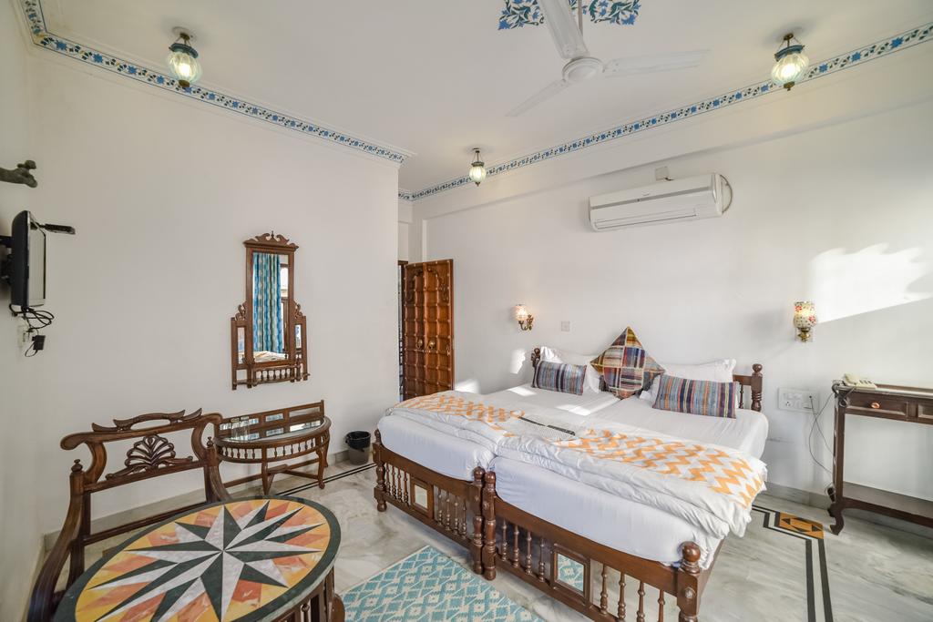 Best place to stay near lake Pichola in Udaipur