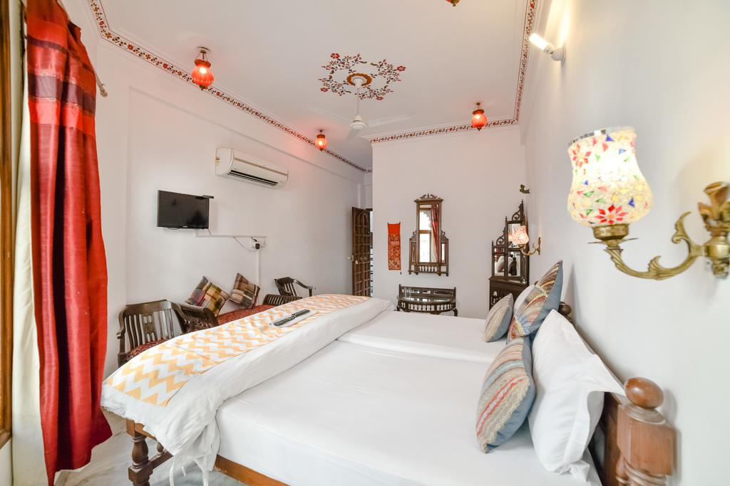 Best place to stay near lake Pichola in Udaipur