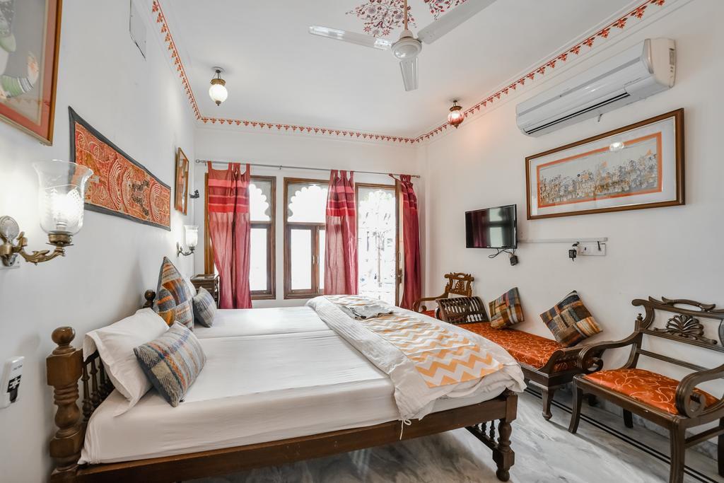 Best place to stay near lake Pichola in Udaipur