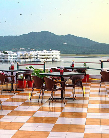 Lake view Facing Luxury hotel room Near Lake Pichola